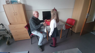 Vystúpenie detí spojené s odovzdávaním vianočných darčekov 2025