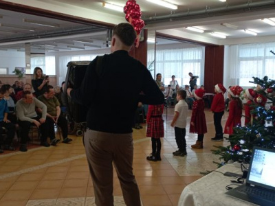 Vystúpenie detí spojené s odovzdávaním vianočných darčekov 2025