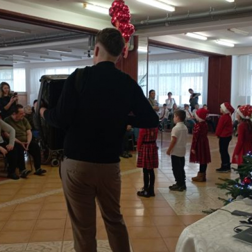 Vystúpenie detí spojené s odovzdávaním vianočných darčekov 2025